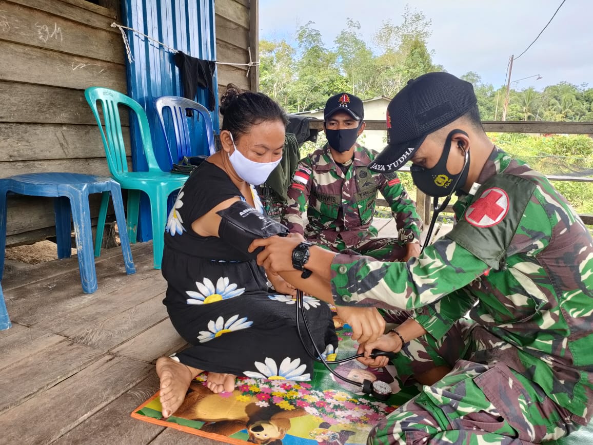 Gelar Pengobatan Gratis, Satgas Yonif 144/JY Sambangi Rumah Warga di Perbatasan