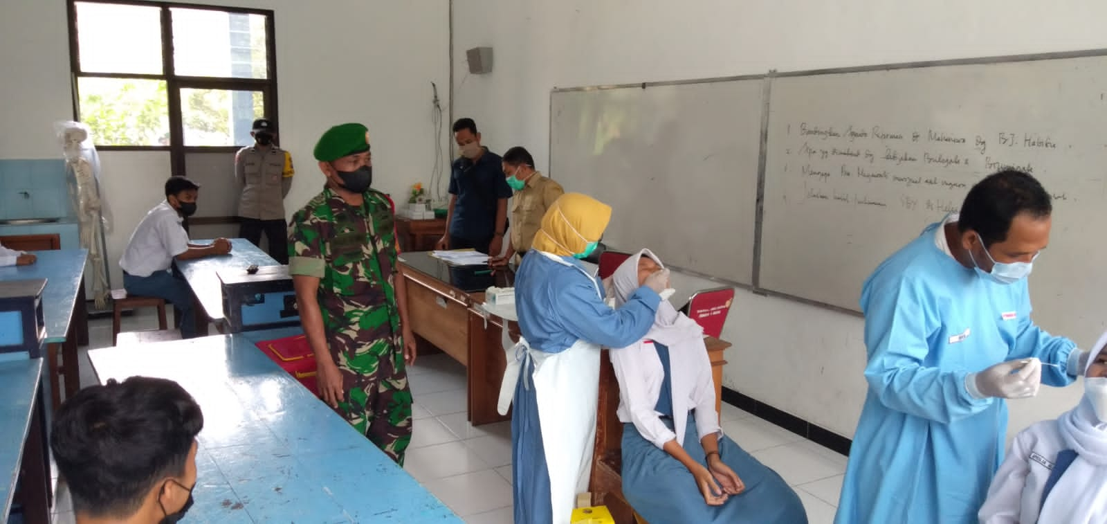 Cegah Peningkatan Covid 19, Dandim Ngawi Pantau Pelaksanaan Tracing dan Testing Antigen Siswa dan Guru di SMAN 1 Ngawi