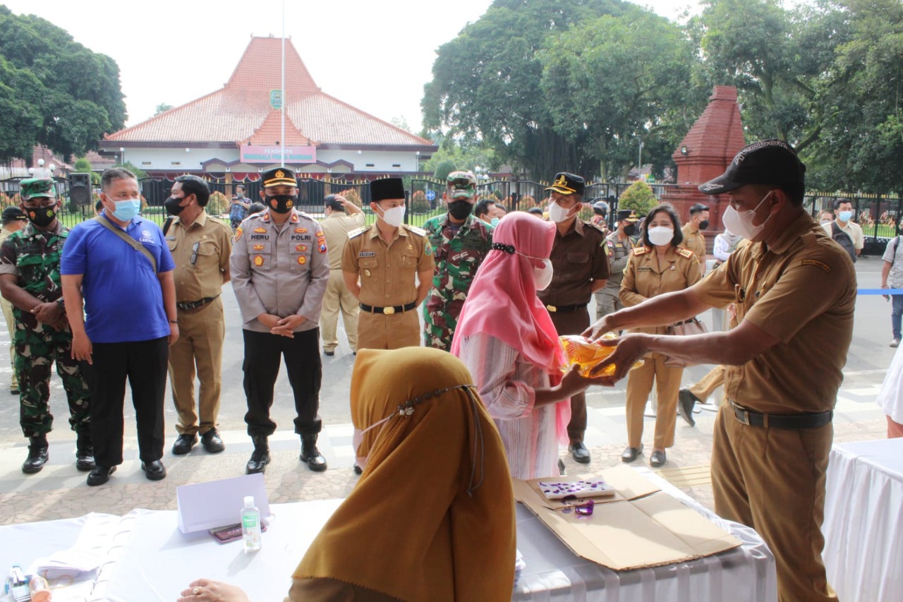 Kodim 0806/Trenggalek Bantu Pengamanan Gelaran Pasar Minyak Goreng Murah