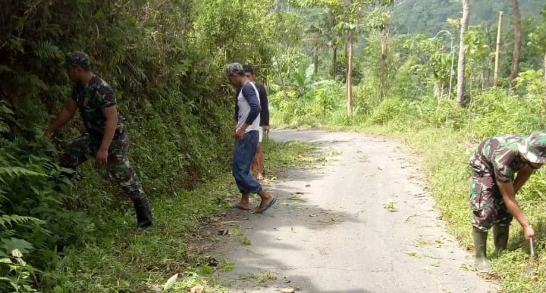 Jaga Kebersihan Lingkungan, Koramil 0801/05 Nawangan Bersama Warga Lakukan Kerja Bakti