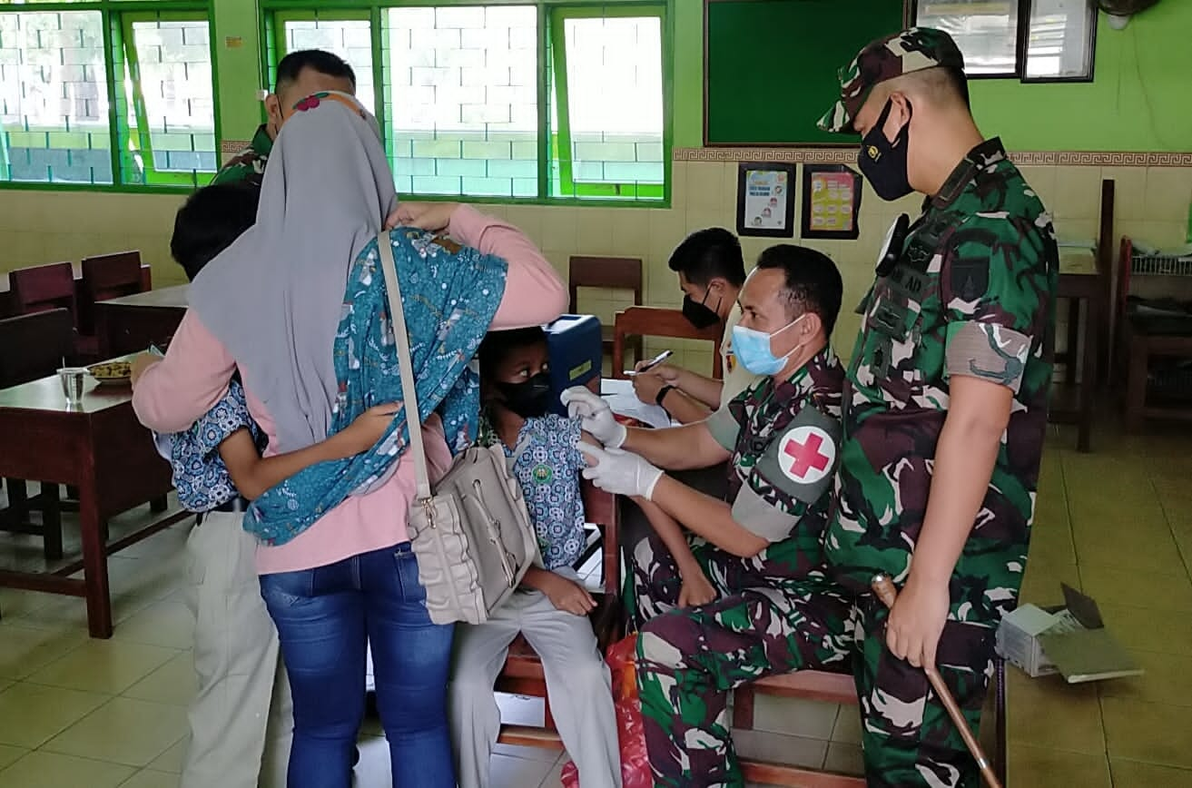 Dukung Percepatan Vaksin Anak, Dandim 0801 Pacitan Pantau Langsung Vaksin Anak