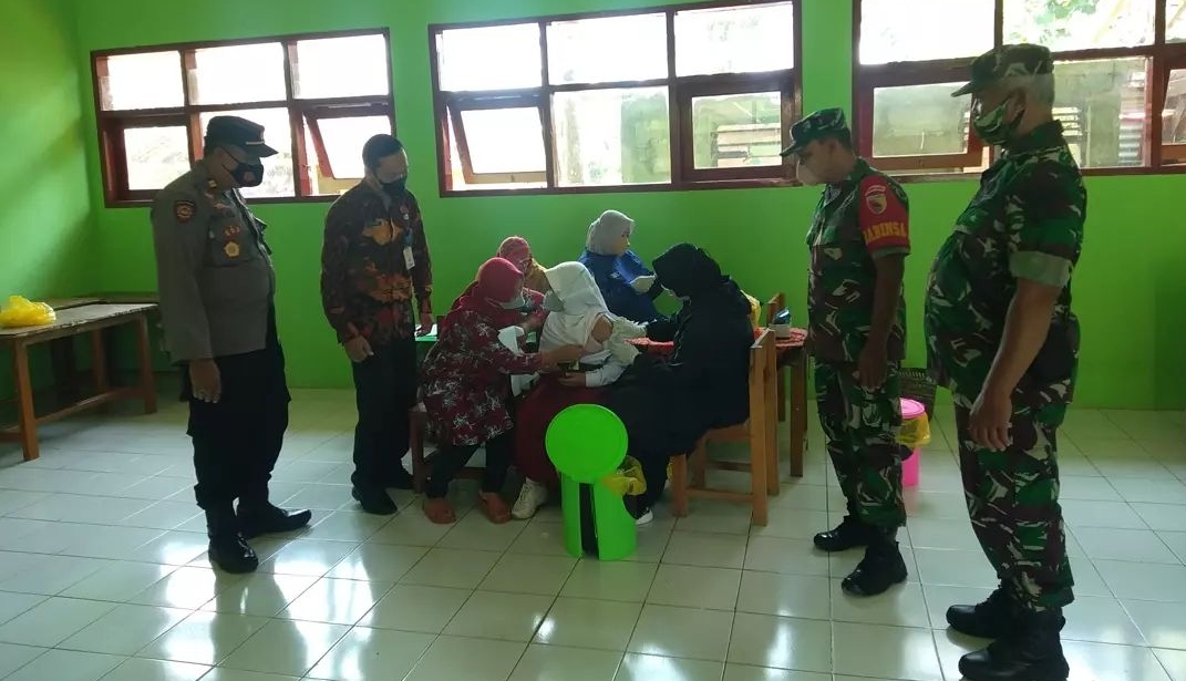 Danramil 0801/12 Pringkuku Bersama Kapolsek Pantau Kegiatan Vaksinasi Anak.