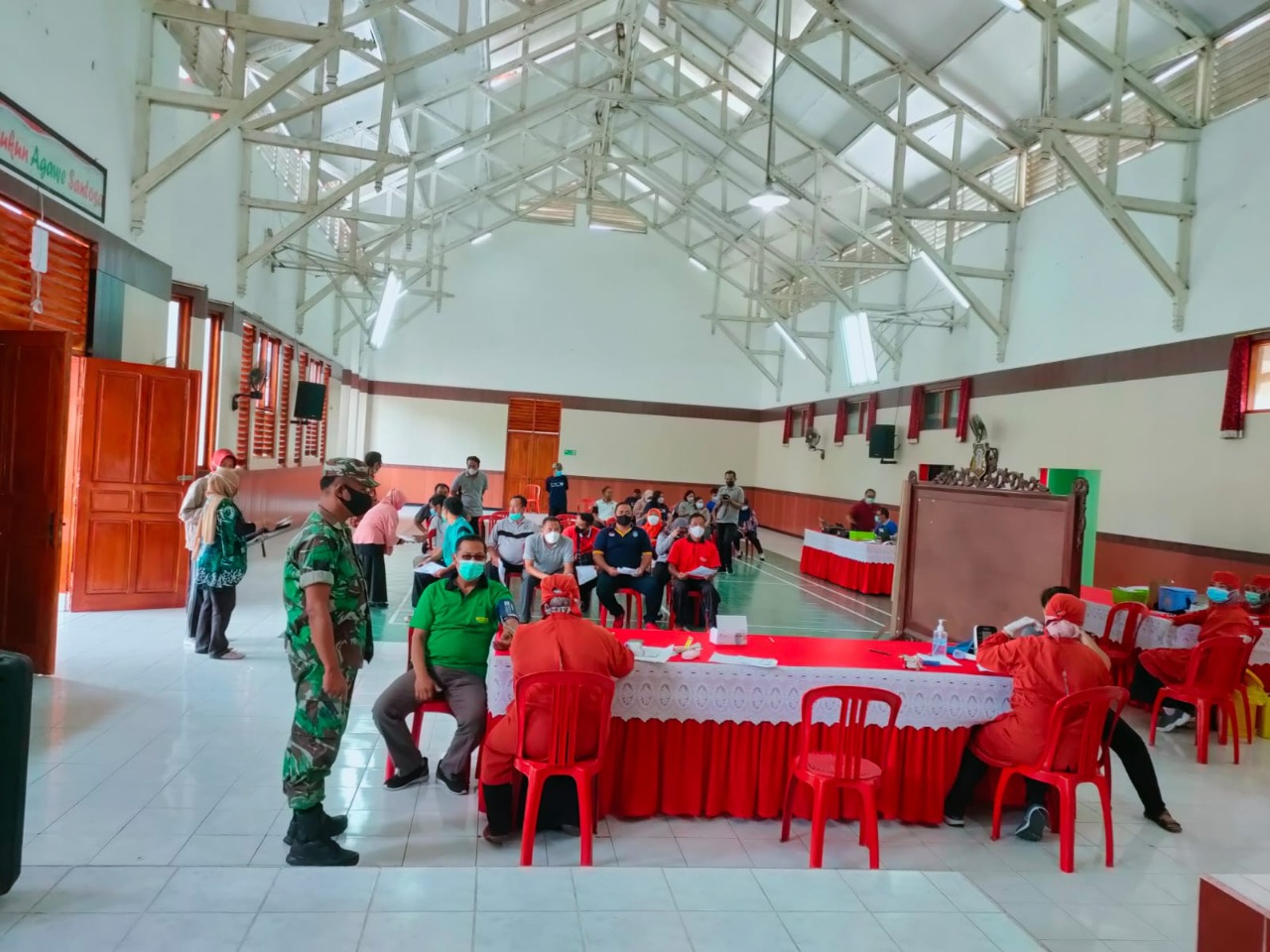 Pastikan Aman, Babinsa Koramil Tipe B 0808/01 Sukorejo Dampingi Vaksinasi Warga Binaannya