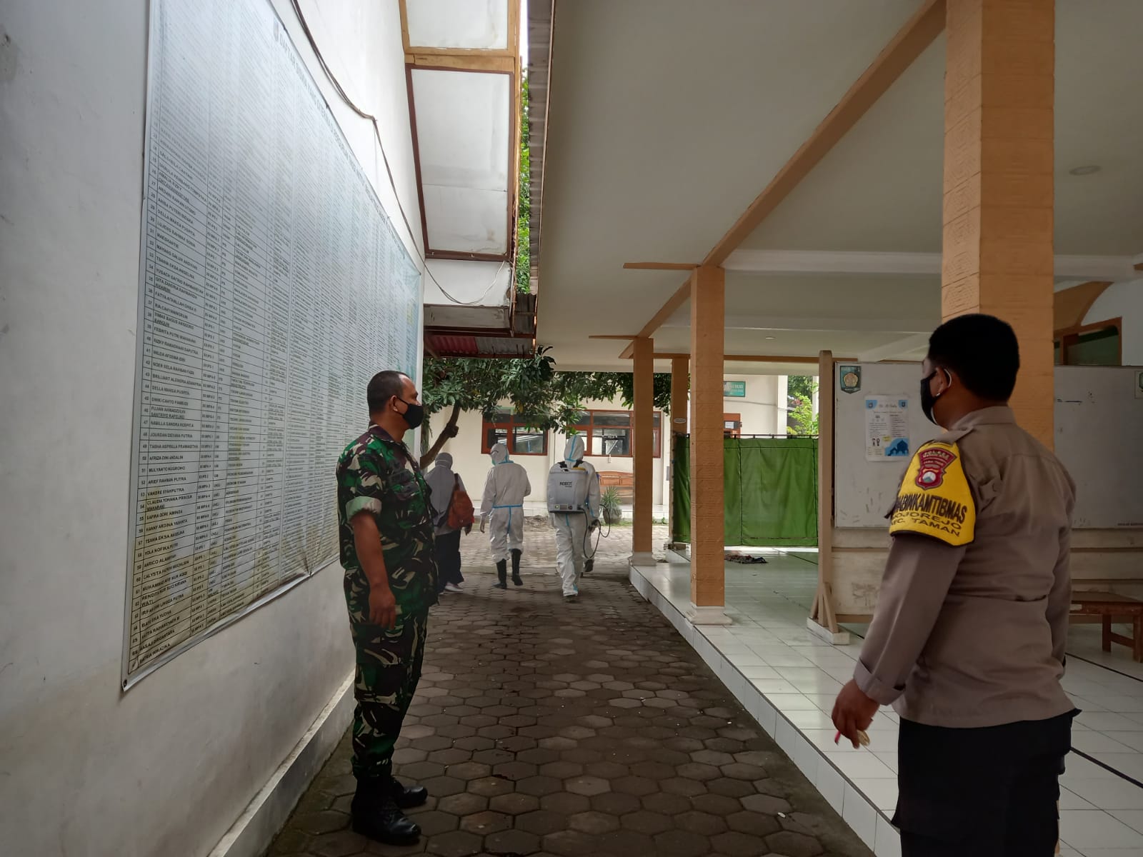 Cegah Penyebaran Covid-19, Babinsa Mojorejo Dampingi Penyemprotan Disinfektan