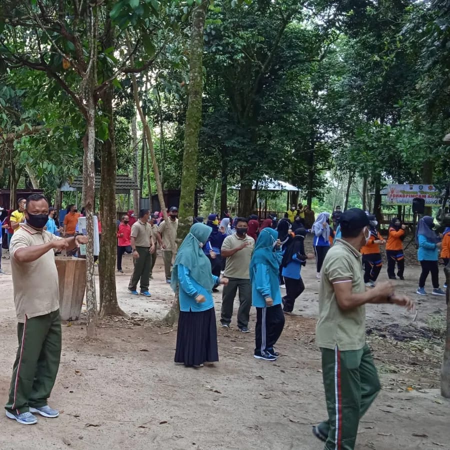 Jum’at Sehat, Babinsa Koramil 1015-10/Kotabesi Laksanakan Senam Bersama Forkopimcam