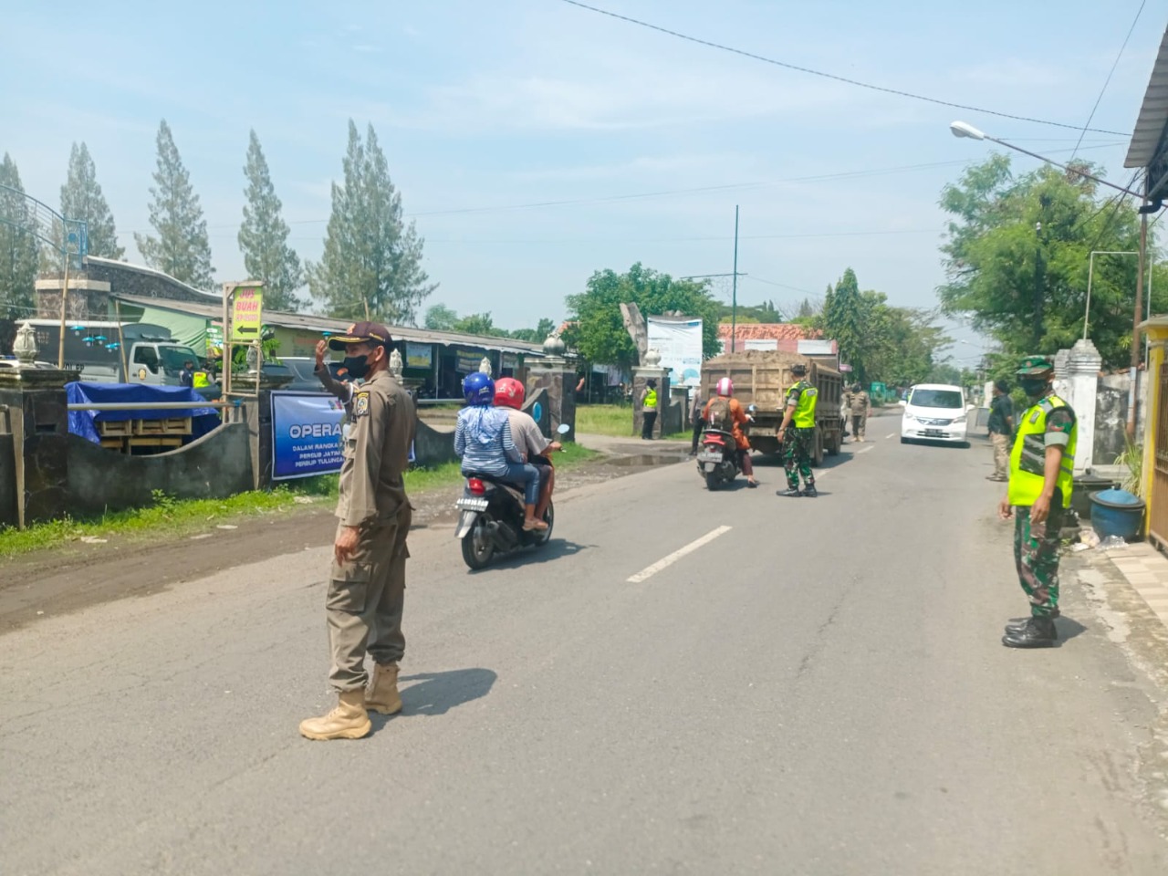 Bersinergi Personel Gabungan TNI Polri dan Satpol PP Tulungagung Gelar Operasi Yustisi