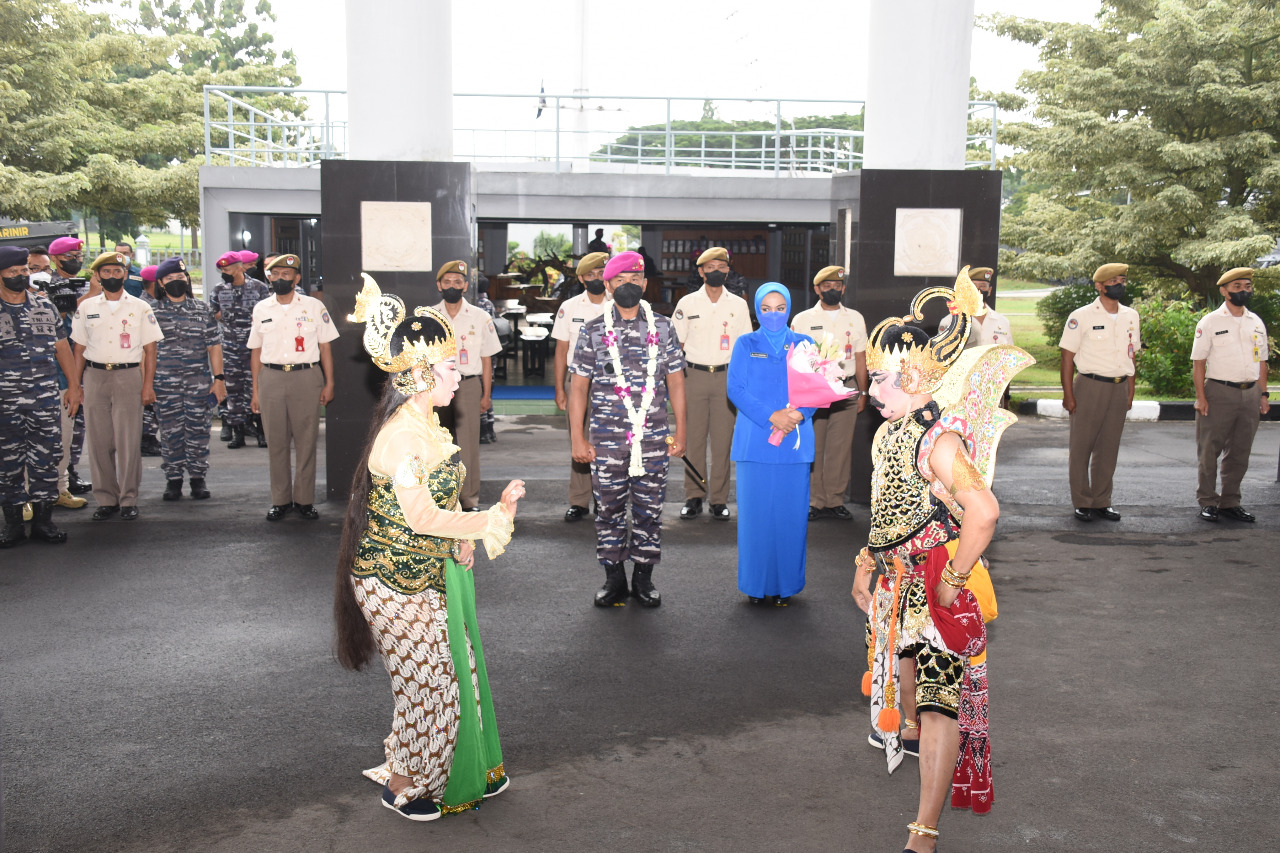 Dankodiklatal Mayjen TNI (Mar) Suhartono Disambut Tradisi Khas Kodiklatal