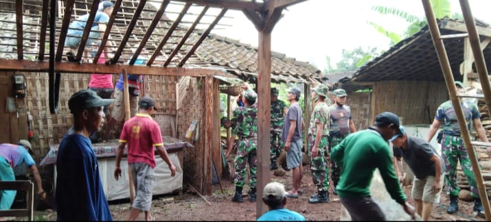 Bantu Kesulitan Rakyat, Anggota Koramil Ngrambe Kerja Bhakti Perbaiki Rumah Warga Yang Tertimpa Pohon