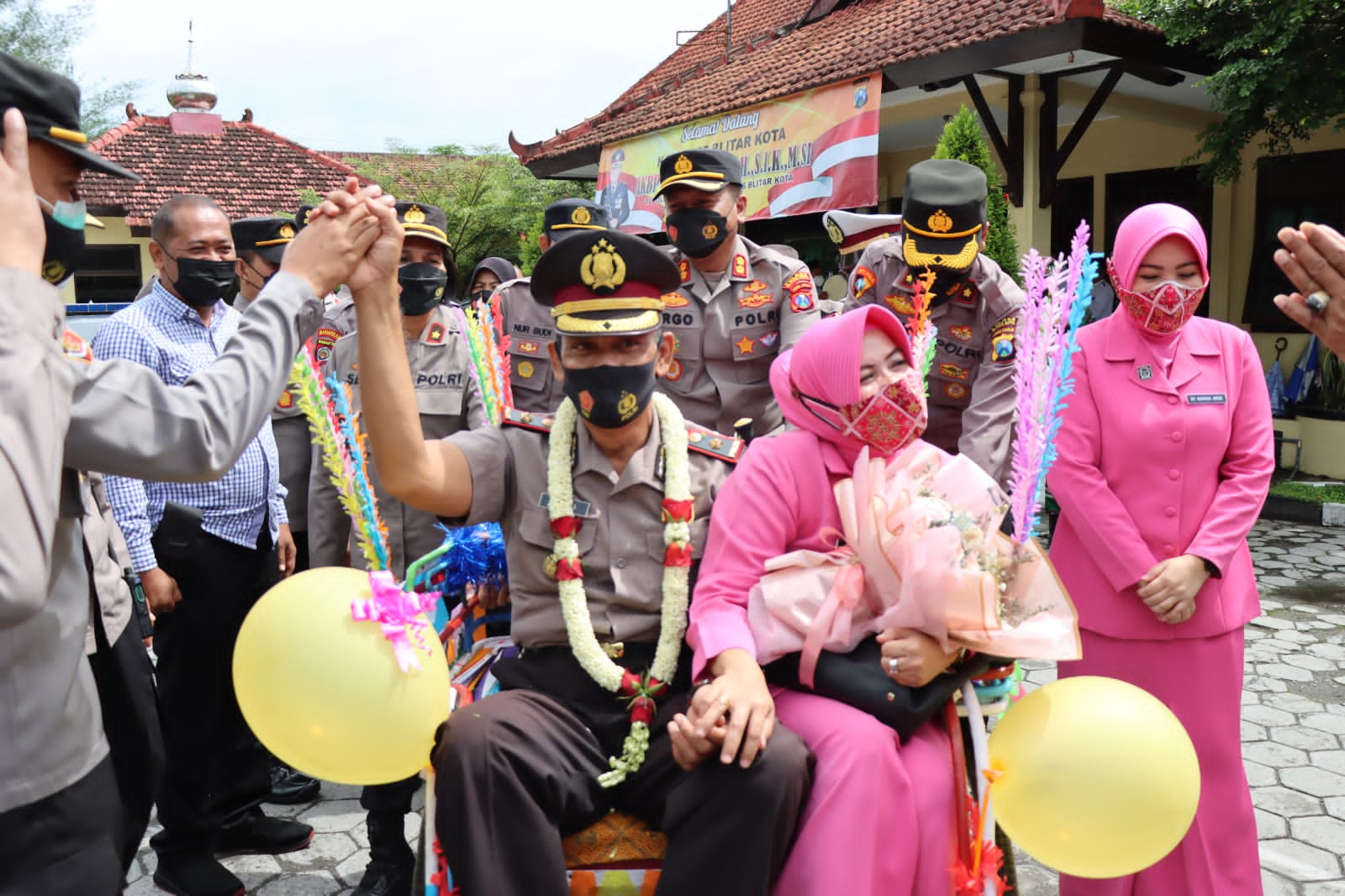 Purna Tugas, Kapolsek Sananwetan Diantar Naik Becak Oleh Kapolres Blitar Kota