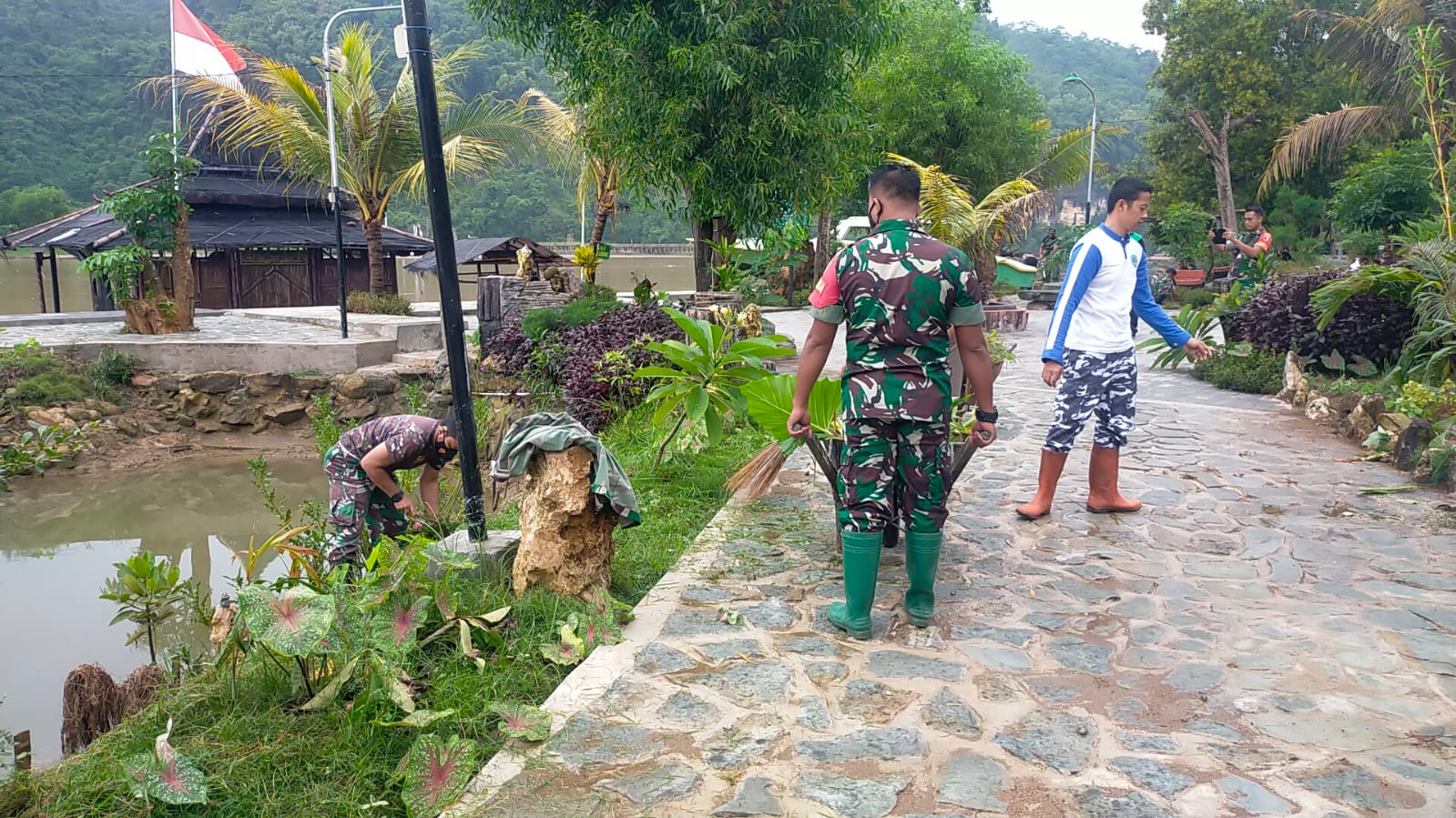 Peduli Kebersihan Tempat Wisata, Babinsa Koramil 0801/01 Pacitan Melaksanakan Pembersihan Di Masjid Apung