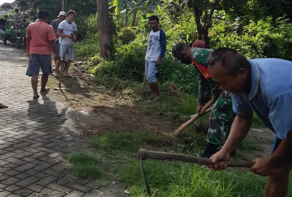 Ciptakan Lingkungan Bersih, Babinsa Kerja Bakti Bersihkan Akses Jalan Kampung