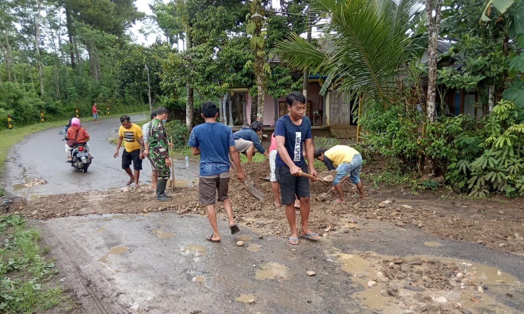 Bantu Kesulitan Rakyat, Babinsa Koramil 0806/10 Pule Bantu Warga Perbaikan Jalan Berlubang