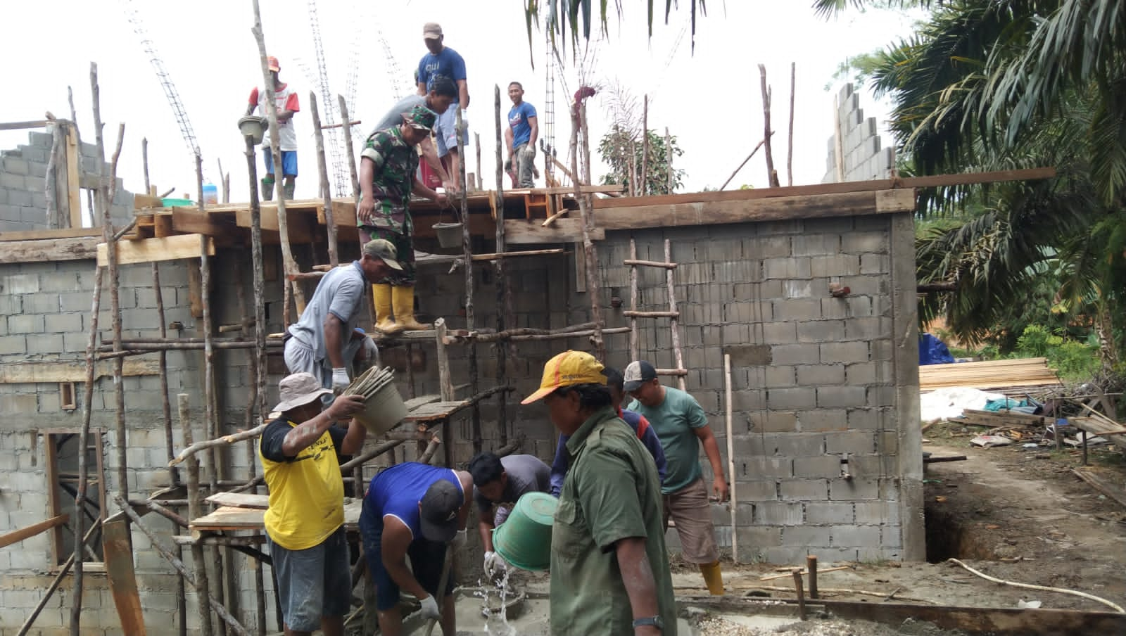 Bentuk Kedekatan Kepada Warga, Babinsa Gotong Royong Mendirikan Rumah