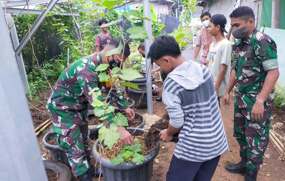 Koramil 05/Sawangan Berikan Tips, Merawat Tanaman Hidroponik Ke Santri Panti Asuhan