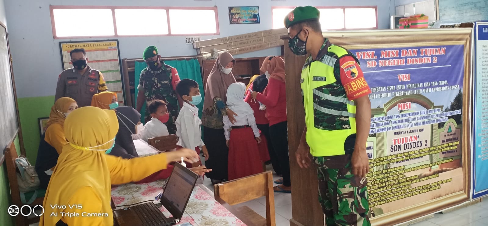 Demi Keamanan dan Ketertiban, Babinsa Koramil 0805/06 Kwadungan Dampingi Vaksinasi Anak di SDN Dinden