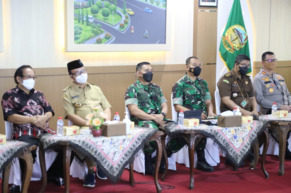 Danrem 071/Wijayakusuma Bersama Forkopimda Banyumas Ikuti Vicon dengan Presiden RI