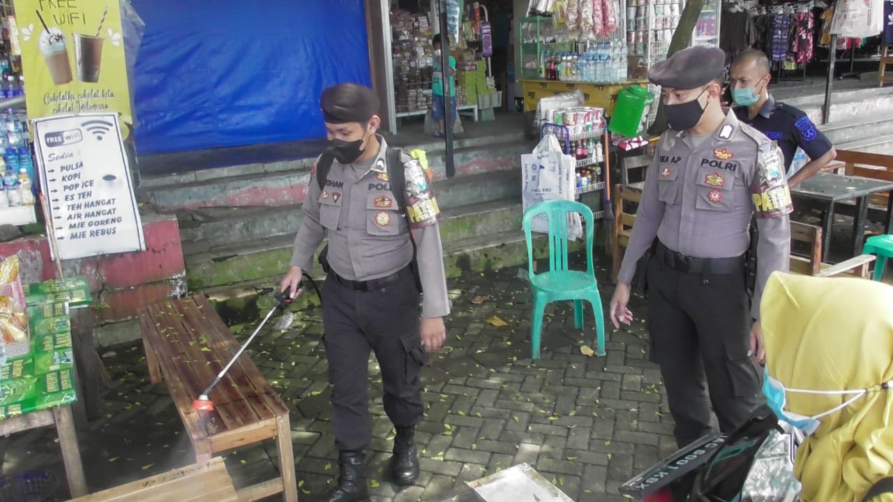 Cegah Penyebaran Covid-19 Pasca Libur, Polres Blitar Kota Semprot Disinfektan di Lokasi Wisata