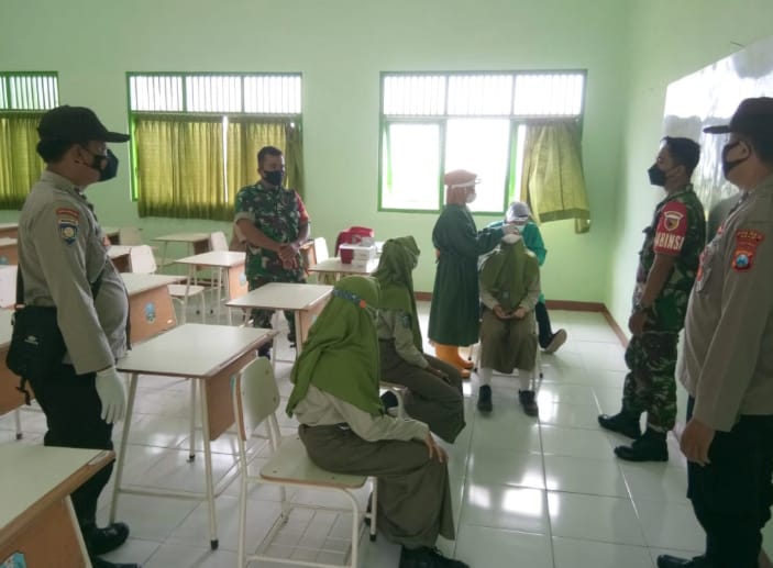 Putus Penyebaran Covid 19 di Sekolah, Anggota Koramil Kendal Dampingi Swab Antigen di SMKN 1 Kendal