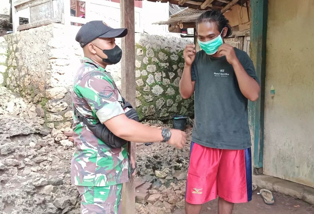 Komsos Serta Bagi Masker, Ini Pesan Babinsa Koramil 0801/12 Pringkuku Kepada Warga