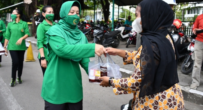 Jumat Berkah, Ketua Persit KCK PD XIV Hasanuddin Bagi Takjil