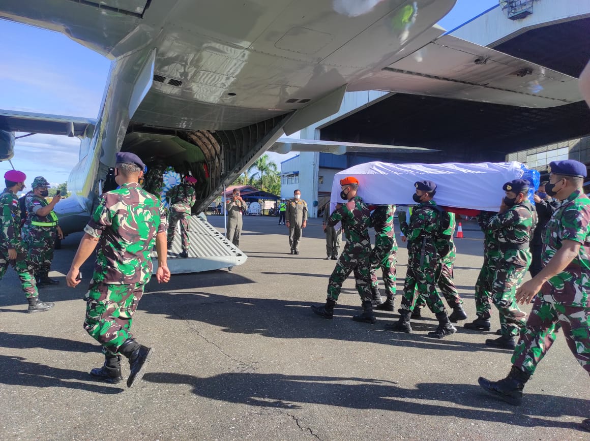 Jenazah Alm Prajurit TNI Korban Kekejaman KST, Diberangkatkan ke Rumah Keluarga