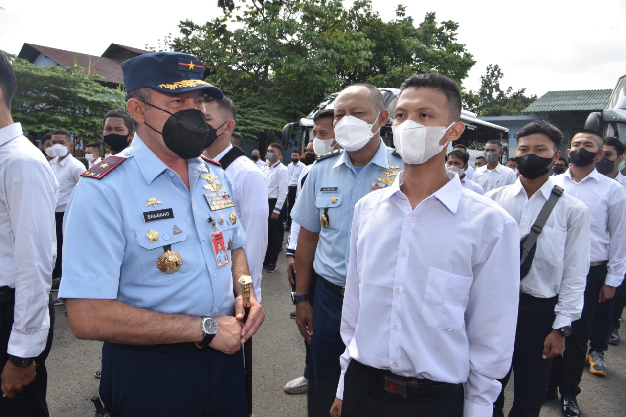 Komandan Lanud Halim P. Melepas Keberangkatan 247 Calon Komcad