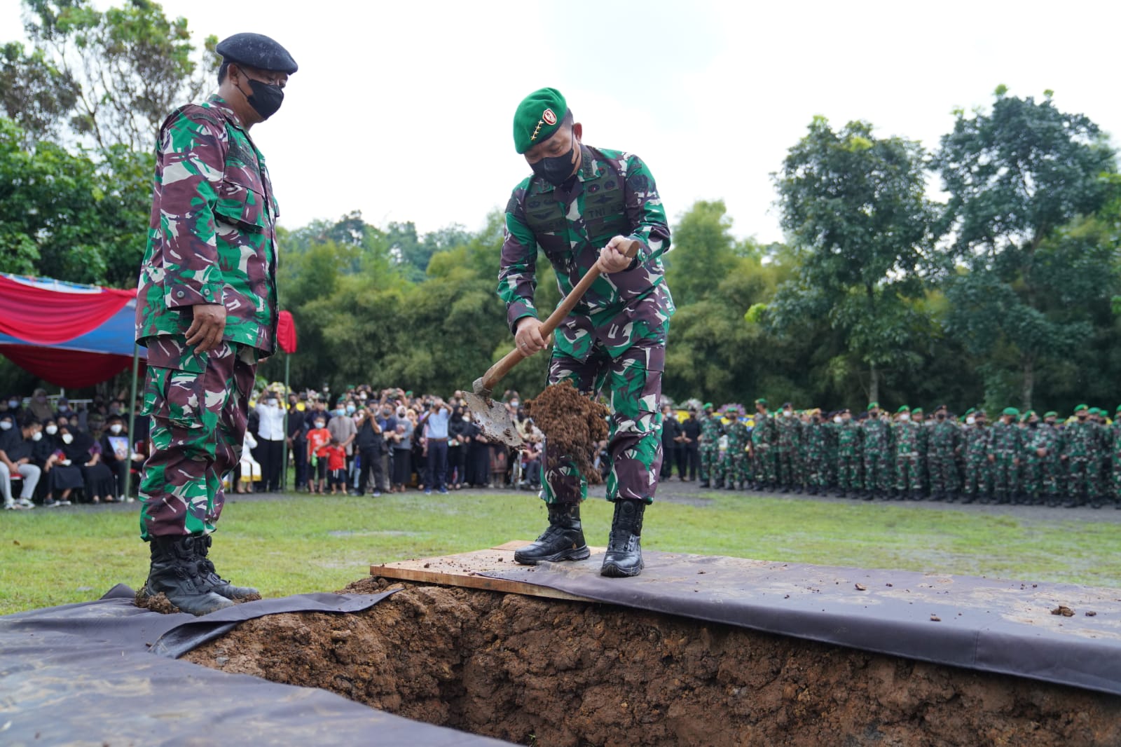 Kasad Pimpin Upacara Pemakaman Militer Alm. Brigjen TNI Stepanus Mahury