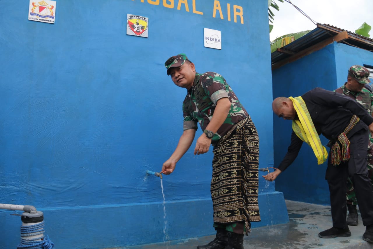 Kasad Tinjau TNI AD Manunggal Air di Pemukiman Eks Timor Timur