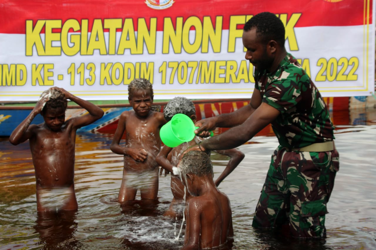 Satgas TMMD Ke-113 Kodim 1707/Merauke Ajarkan Kebersihan Kepada Anak-Anak Kampung Vier