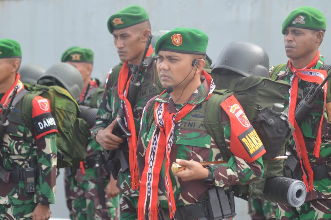 Dandim 1507/Saumlaki Komandan Upacara Pemberangkatan Satgas Pulau Terluar Koops XVI TA 2022