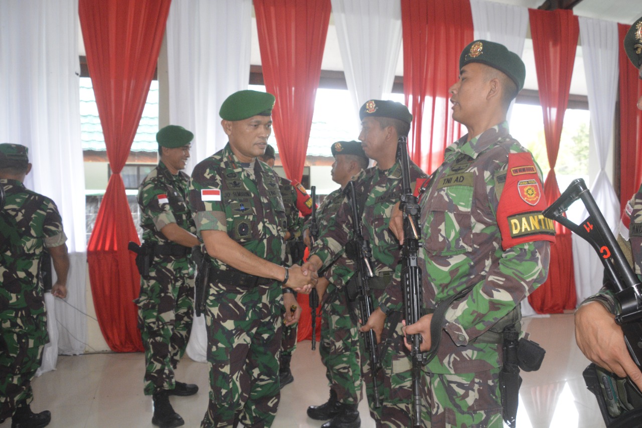 Lepas Dua Satgas Organik Danrem 172/PWY Beri Penghargaan