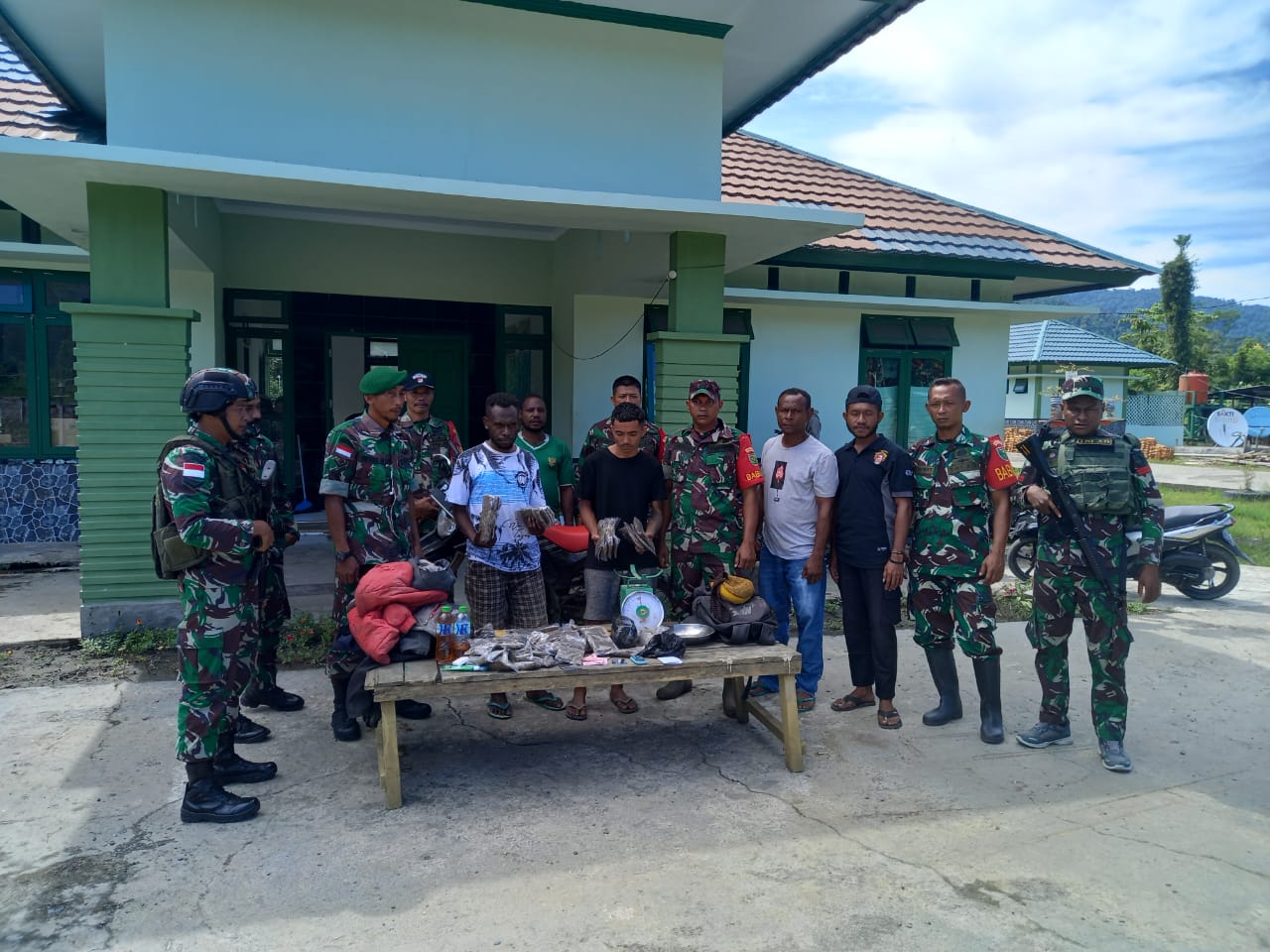 Laksanakan Sweeping, Pos Ramil Benawa Kodim 1702/JWY Amankan 2,7 Kg Ganja Kering Siap Edar