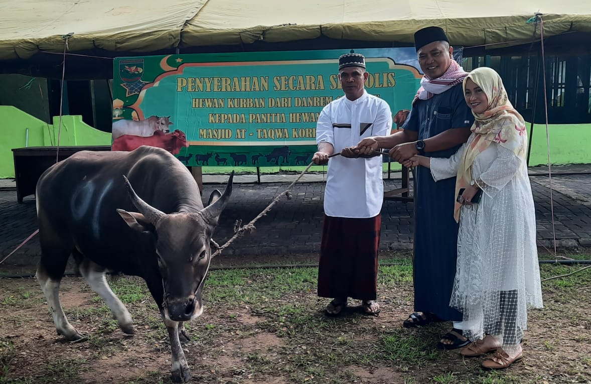 Danrem 174/ATW Merauke Brigjen TNI E. Reza Pahlevi Serahkan Hewan Kurban Di Hari Raya Idul Adha 1443 H