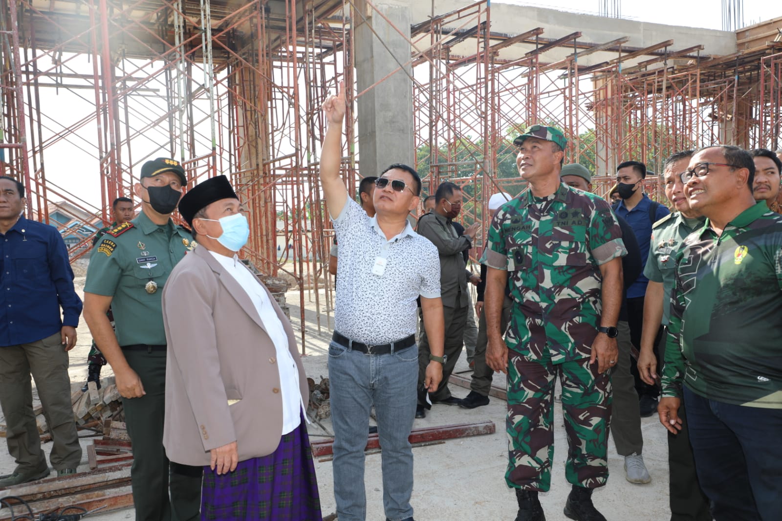 Kasad Tinjau Perkembangan Bangunan Masjid Syarif Abdurahman Cirebon