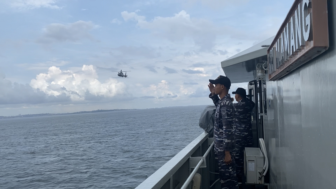 KRI Alamang-644 dan Heli Panther HS-1311 Unsur BKO Guspurla Koarmada I Laksanakan Latihan Bersama di Selat Singapura