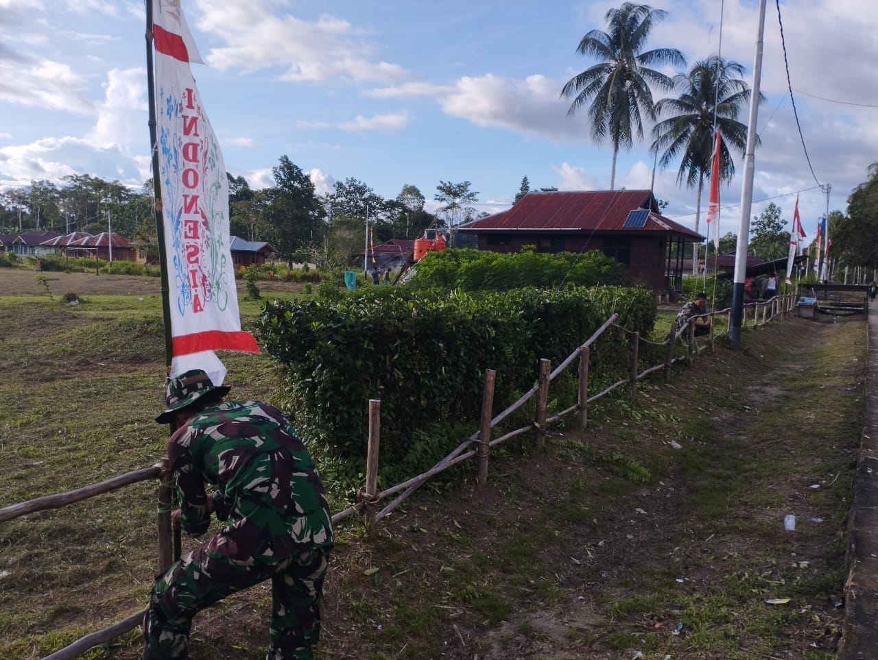 Jelang HUT Kemerdekaan RI, Satgas Yonif 405/SK Ajak Masyarakat Pasang Bendera Merah Putih