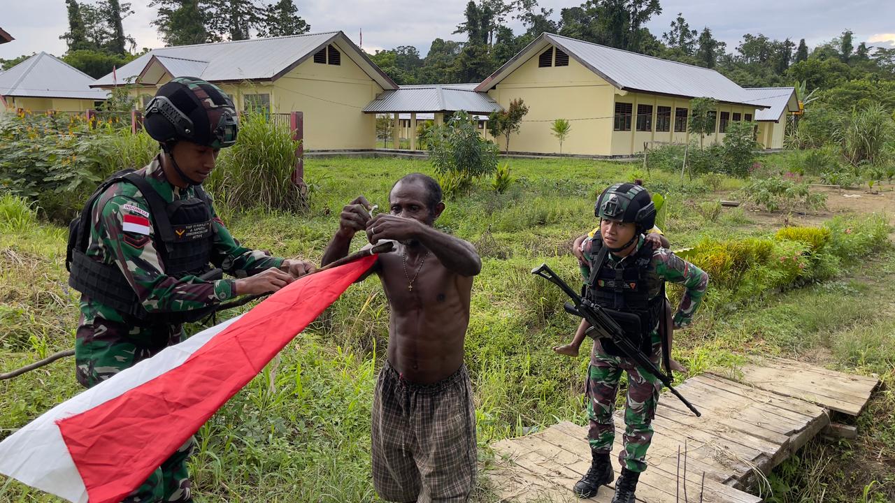 Satgas Pamtas Yonif 711/Rks Bersama Warga Kampung Pitewi Meriahkan HUT RI