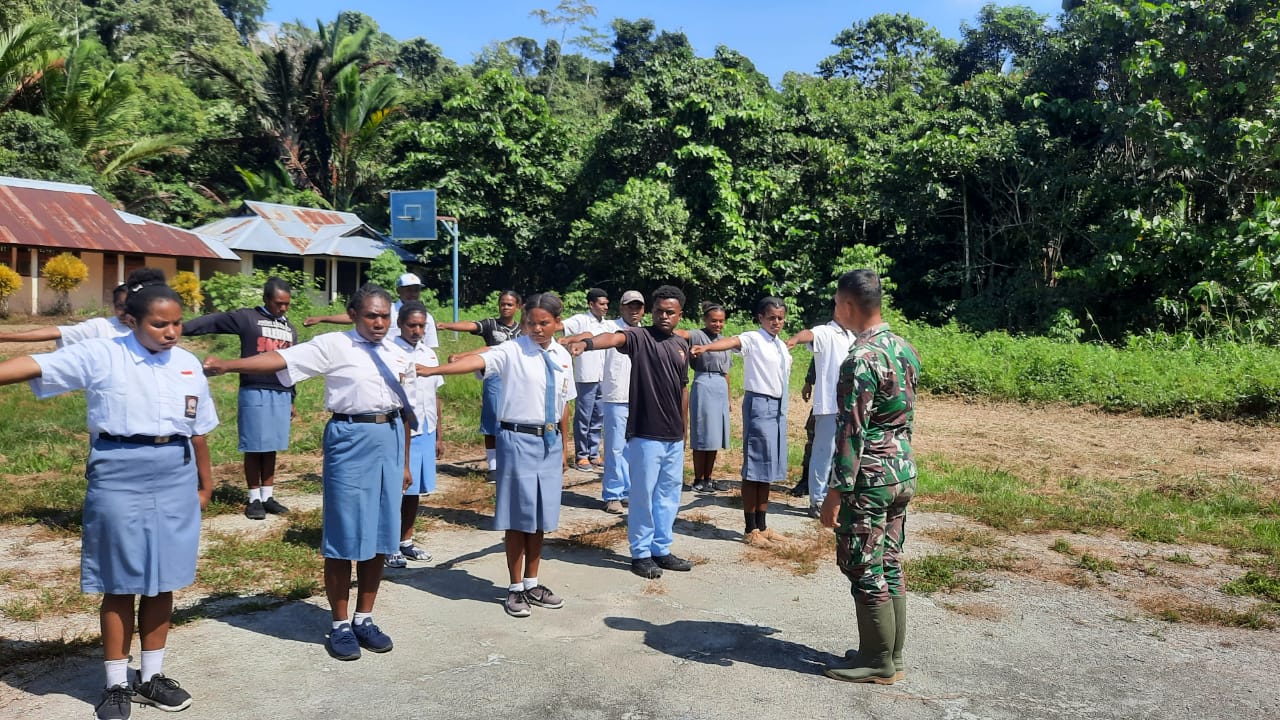 Sambut Kemerdekaan RI, Satgas Yonif 126/KC Latihkan Formasi Upacara Bendera kepada Siswa di Perbatasan Papua