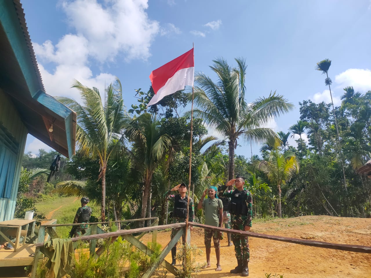 HUT RI ke-77 Tahun, Satgas Yonif 126/KC Kibarkan Bendera Merah Putih di Perbatasan Papua