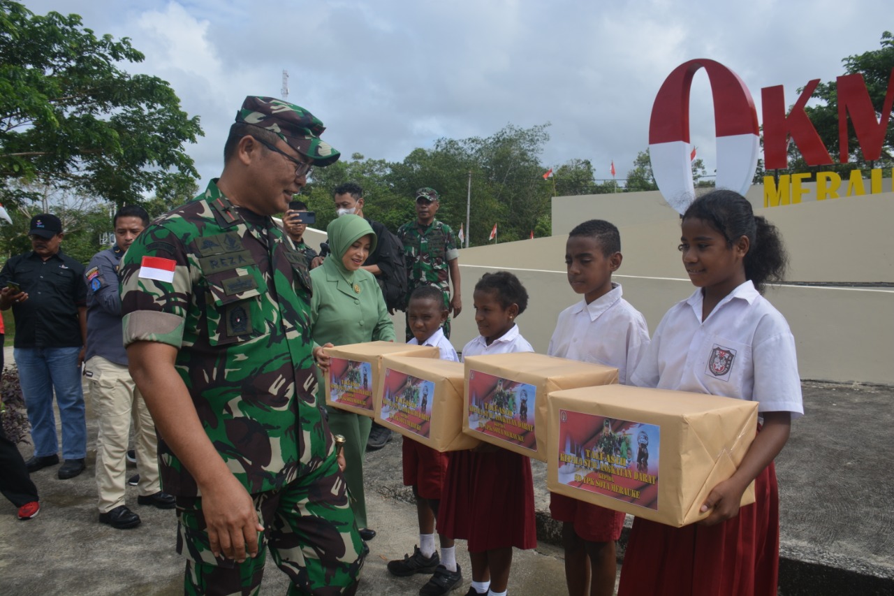 Brigjen TNI E. Reza Pahlevi Serahkan Tali Asih dari Kasad