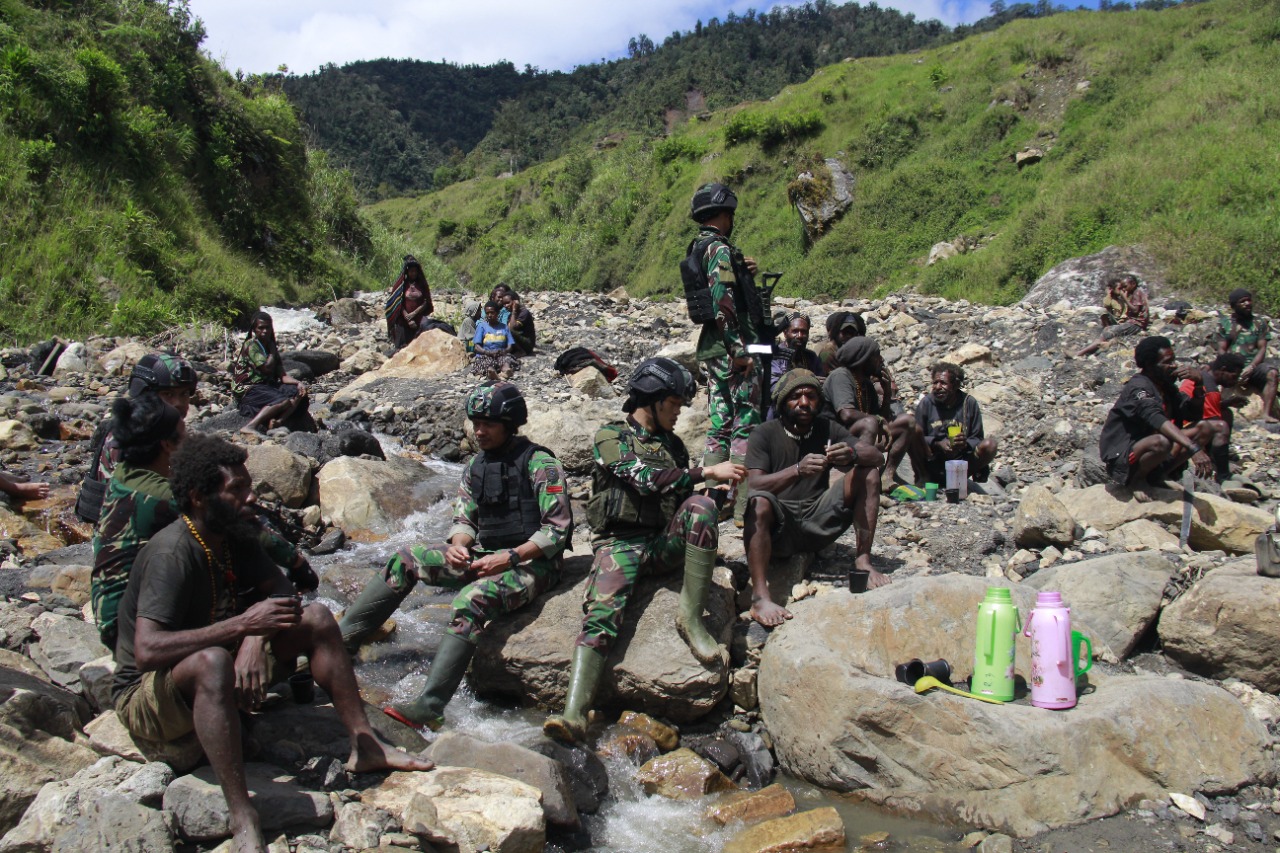 Satgas Yonif Raider 321/GT Turun Ke Tengah Masyarakat Perbaiki Jalan Trans Distrik Mbua, Papua