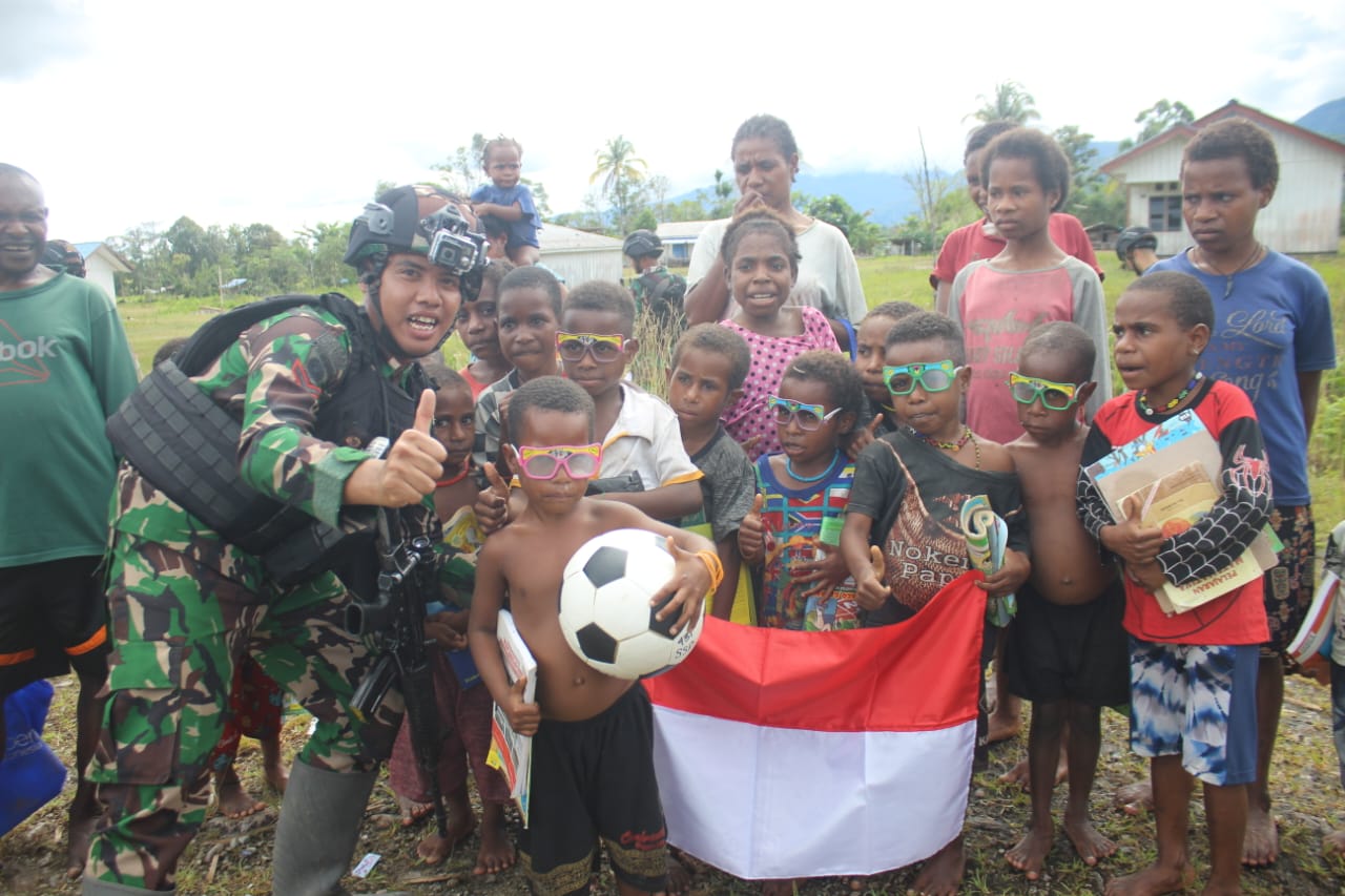 Bersama Satgas Yonif PR 431/SSP Kampung Merek dan Kampung Banggai Sambut HUT RI Ke-77 Tahun 2022