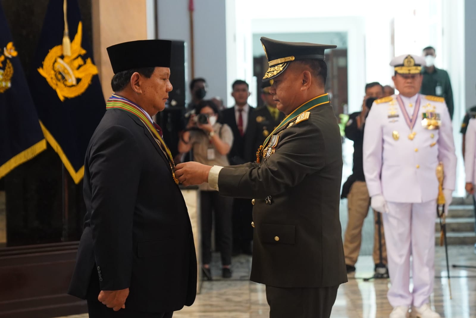 Kasad Sematkan Tanda Kehormatan Bintang Kartika Eka Pakci Utama kepada Menhan RI