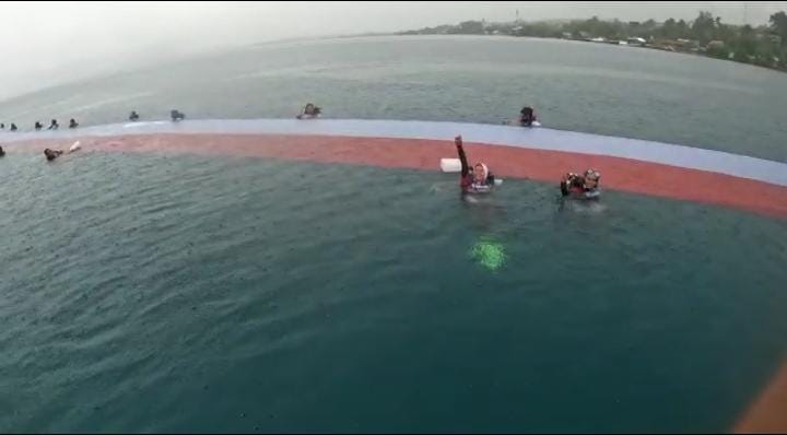 Bendera Merah Putih Sepanjang 77 Meter Berkibar Di dasar Laut Pulau Raimuti