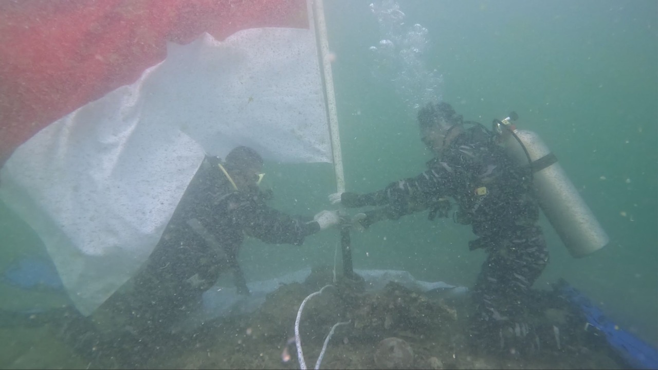 Peringati HUT Kemerdekaan RI ke-77, Pushidrosal kibarkan Bendera Merah Putih di dasar laut Kepulauan Seribu