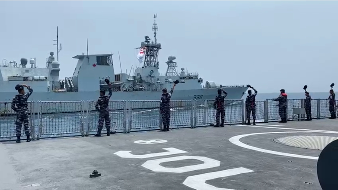 KRI JOHN LIE-358 Passex Dengan HMCS Winnepeg-338 Kapal Perang Canada