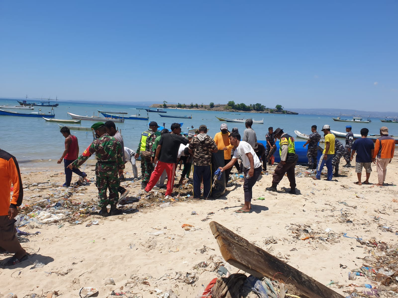 Bantu Tingkatkan Kesejahteraan Masyarakat Wilayah Perbatasan, TNI AL Gelar Karya Bakti