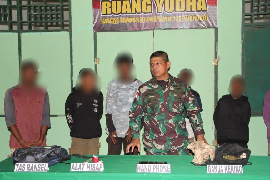 Satgas TNI Yonif 725/Woroagi Tangkap 6 Remaja Pembawa Ganja