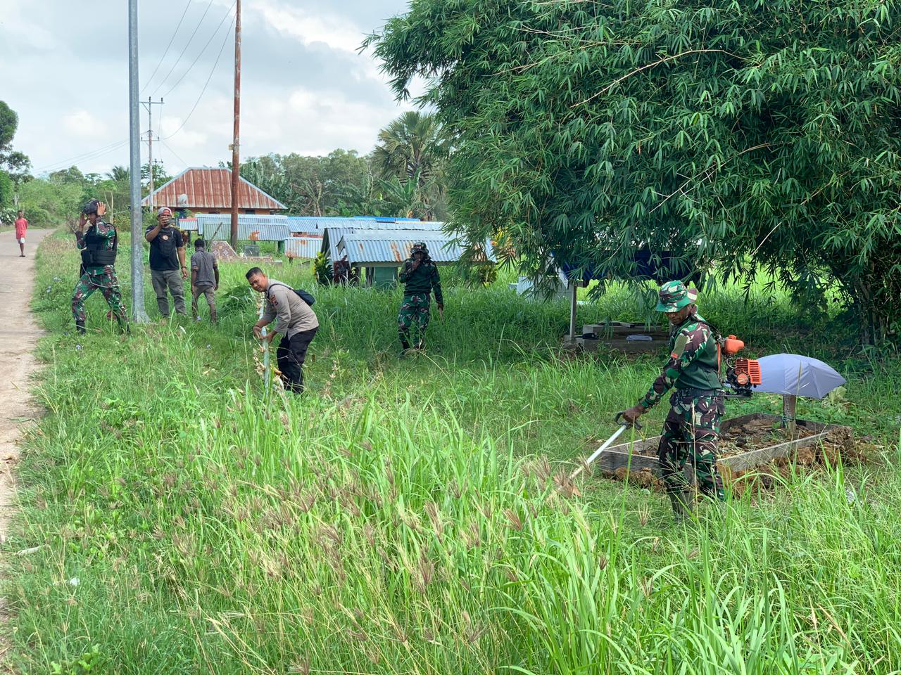 Satgas Yonif 511/DY Badak Hitam Melaksanakan Giat Gotong Royong Pembersihan TPU