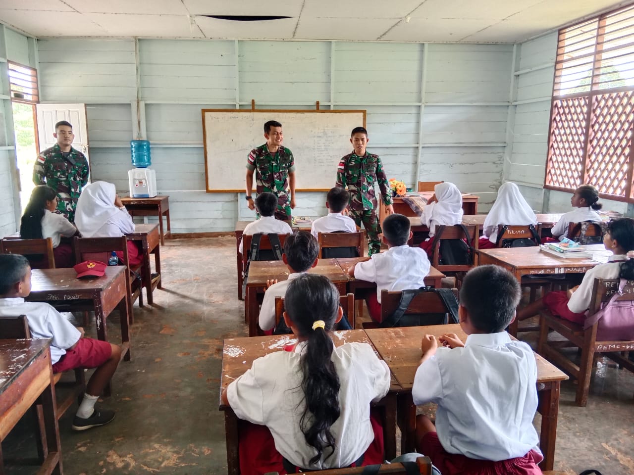 Peduli Masa Depan Anak-anak, Satgas Yonif 511/DY Menjadi Guru di Perbatasan RI-PNG